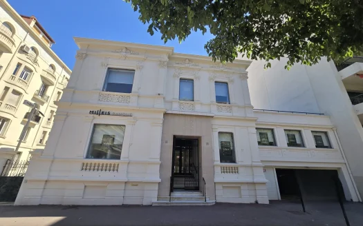 Mixte à louer – Antibes – 297 m² – 12 000 €/mois