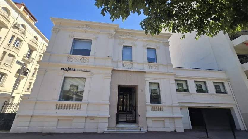 Mixte à louer – Antibes – 297 m² – 12 000 €/mois — photo 1